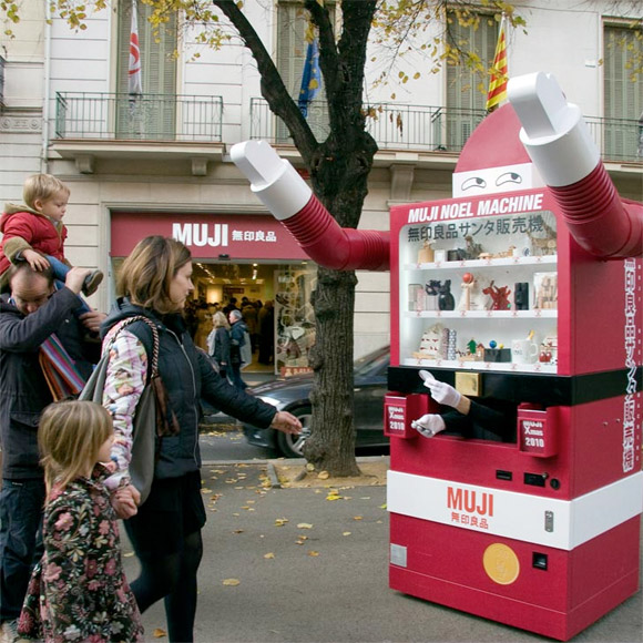 vending-machine-santa-3